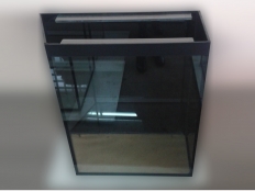 Galerie 111 - Aquarium mit schwarzer Blende und Hintergrund in Schwarz in Sondermaß