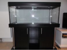 Galerie 118 - Aquariumkombination deco+r 120x50x50, 300l, 8mm, Schwarz U190 SE, Kiesblende, obere und untere Schrankplatte 28mm, Abdeckung: exclusiv-black (geändert zu premium-black), 2 x T5 54W Aqua
