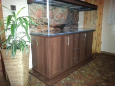 Galerie 136 - modern-s 150x50x50, Sonderanfertigung, Aquariumkombination, Rechteck, 375l, 10mm, Auswahl: Nuss Milano D2611 BS, KRONO, Abdeckung: exclusiv-black (geändert zu premium-black), Aquarium Hintergrund: 1550, Optiwhite vorne und seitlich mit transparentem Silikon, Unterschrank Höhe: 70cm, Unterschrank Platten: 28mm, Türen und Rückwand 18mm, spezielle Bodenplatte