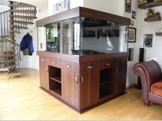 Galerie 155 - modern L-Form 160/137x45x70, Sonderanfertigung,L-Form, Aquariumkombination, Mahagoni Sierra H3080 ST15, comfort-black, Optiwhite vorne, Links und rechts, Hintergrund: Schwarz, Rückwand, 2xTrockenschacht, zweite Bodenplatte 28mm, Füße verstellbar mit Sockel, Unterschrank Höhe: 87cm mit 6 Schubladen oben, rechte Schublade und Linke in Eck als Attrappe, 28mm, Türen und Rückwand 18mm, Griffe von Kunden, Kiesblende 80mm