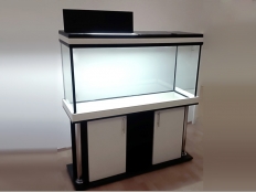 Galerie 19 - deco+r Aquariumkombination 120x40x60, 288l, Schwarz, Weiß Alaska, Dekorohre in Chrom-Optik, exclusiv-black (geändert zu premium-black), T5: 2x39W