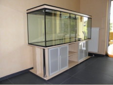 Galerie 54 - Aquariumkombination deco+ 200x60x70, 840l Rechteck, 12mm Floatglas, Ahorn, Türe aus mattem Milchglas mit Aluminiumrahmen, Chrom-Optik, exclusiv-black (geändert zu premium-black), T8: 2x58W