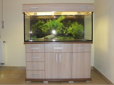 Galerie 61 - Sonderanfertigung Komplett-Aquarium modern+s 130x60x60, Links und Front von OptiWhite, 450l Rechteck, 10mm, Abdeckung: vagant (Sonderbestellung), Esche Calabaria D2843 WG, Schrank Nuss Burgund D2842 BS, 80 cm Hoch mit 3 zusätzlichen Schubladen oben, Kiesblende, obere und unter Schrankplatte 28mm