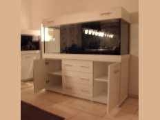 Galerie 65 - Aquariumkombination modern+s 150x50x60 450l, 10mm, Weiß Alaska, Kiesblende, obere und untere Schrankplatte 28mm, Aquariumhintergrund: Schwarz, T8: 2x36W, Abdeckung Vagant (Sonderbestellung)