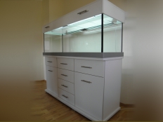 Galerie 66 - Aquariumkombination modern-s 150x50x50, 375l Rechteck, 10mm, 2x54W, Abdeckung vagant (Sonderbestellung), Weiß Alaska, Kiesblende Silber, Spezielle Griffe, obere und untere Schrankplatte 28m, 85cm Höhe und 3 zusätzlichen Schubladen oben
