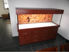 Galerie 70 - Aquariumkombination modern-2s 180x60x60, 648l, 12mm, Birne Polna Dunkel D1625 PE, Abdeckung vagant (Sonderbestellung), Kiesblende, alle Schrankplatten außer Türen und Rückwand in 28mm, Aquariumhintergrund: Nr. 1520, T5 4x80W