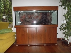 Galerie 92 - modern+ Aquariumkombination, 150x60x60, 540l, Kirsche Antik D2360 BS, Kiesblende, obere und untere Schrankplatte 28mm, Aquariumhintergrund: 1550, Abdeckung universal mit Edelstahl-Innenverkleidung